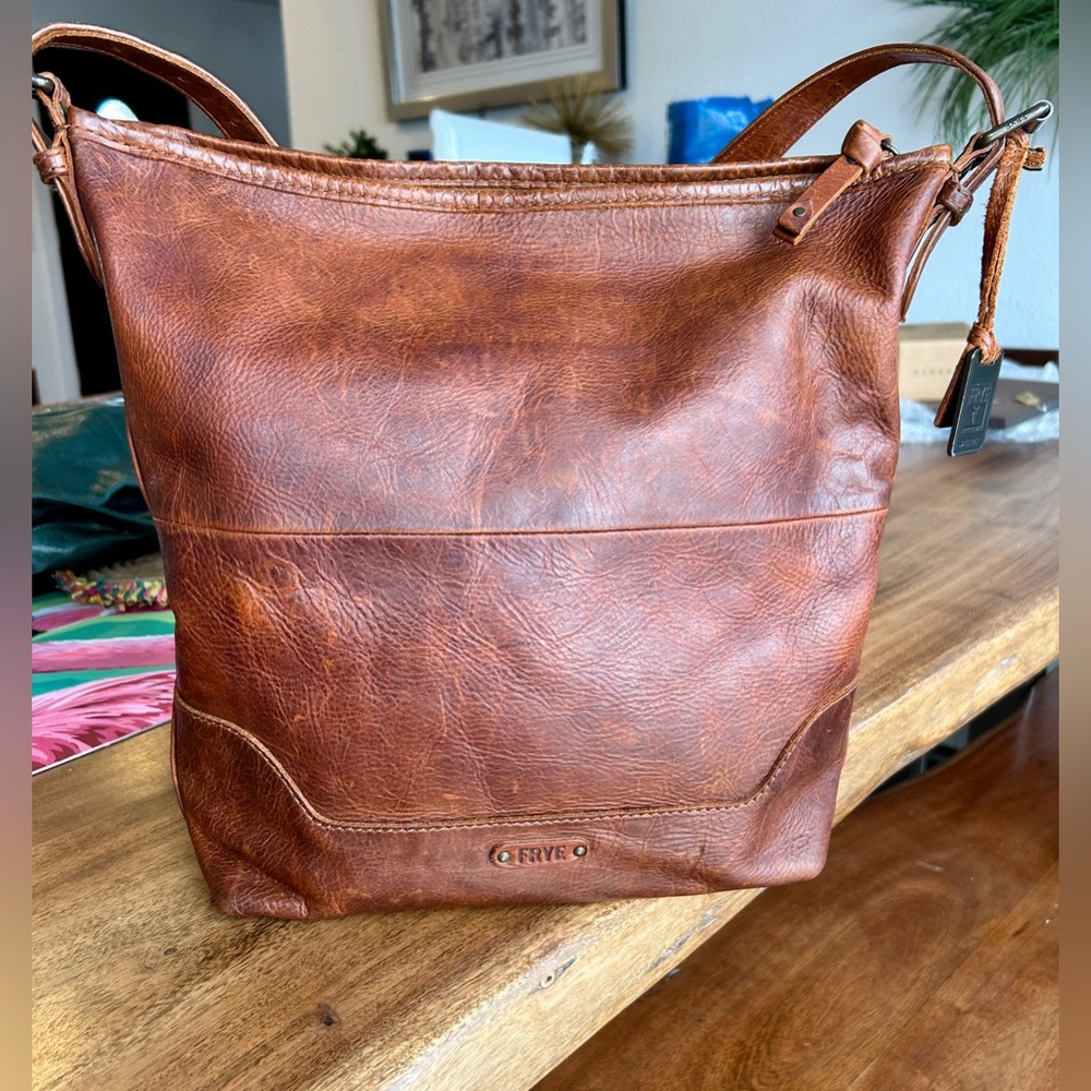 Frye Leather Shoulder bag in Excellent Like New Condition.